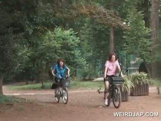 Azjatyckie nastolatka sweeties ujeżdżanie bikes z dildos w ich cunts