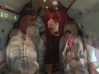 Geil stewardesses zuigen hun clients hard shaft op de plane
