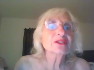 Blondynka babcia pielęgniarka showering