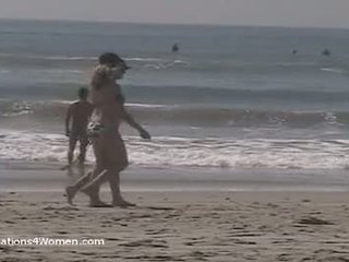 현실 옷을 입은 여성의 벌거 벗은 남성 순간 부터 socal 바닷가