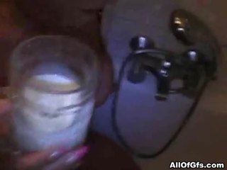 Amateur brünette freundin sucks schwanz im die badezimmer