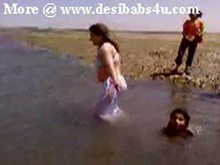 Πακιστανικό sindhi karachi aunty γυμνός/ή river bath