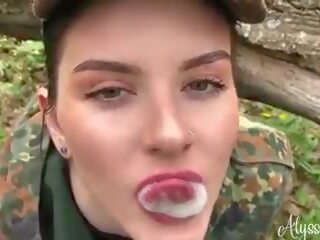 军队 女孩 sucks 和 swallows, 自由 色情 视频 00