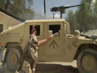 Seksikas hotty jadra holly receives tema tussu fingered ja banged poolt a soldier