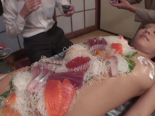 Бизнес men ям sushi навън на а гол girl& 039 s тяло | xhamster