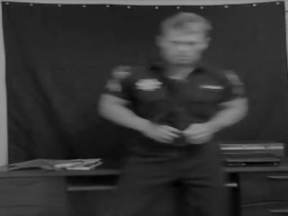 Muscle jock policija uradnik strips in teases
