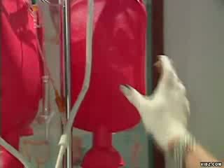 Bigtit enfermeira gives enema para quente loiro boneca