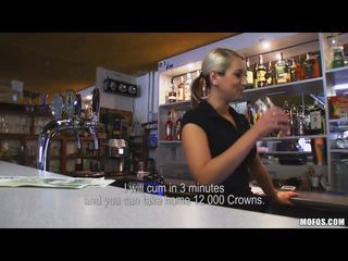 A seksuālā bartender un a prague vīrietis