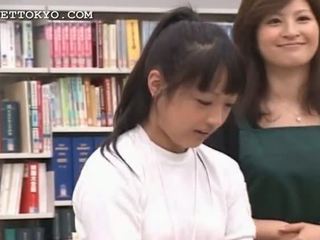 امرأة سمراء الآسيوية فتاة seducing لها الطالبة أو مختلط في ال مكتبة