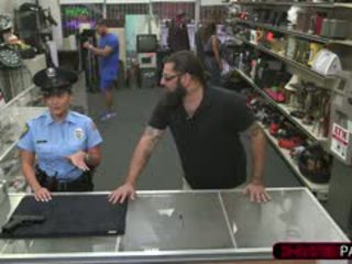 Bystiga latina cop sells henne weapon ends upp körd