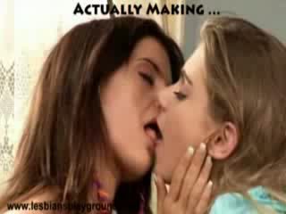 Zusammenstellung von heiß stimulating lesbo feminines küssen