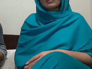 Seksi india aunty dengan lover possing dia payudara & p