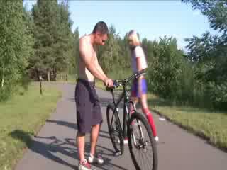 Szexi szőke tovább egy bicikli