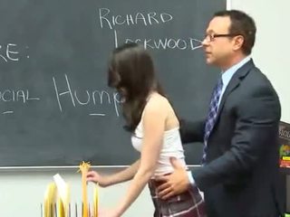 أقرن معلم fucks ل جميل brunet