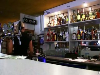 Ερασιτεχνικό bartender lenka reamed για λεφτά