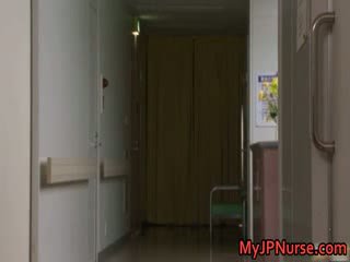 Akina precioso asiática enfermera spreads su