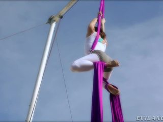 Belladonna keeps a si mesma em forma doing aerial macia routines