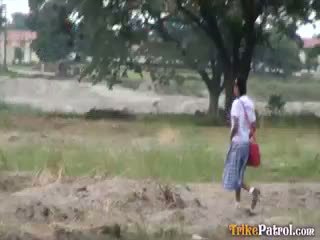 Filipina écolière baisée outdoors en ouvert domaine par touriste