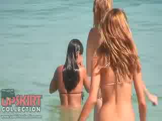 На cutie dolls в секси bikinis are играя с на waves и getting spied на