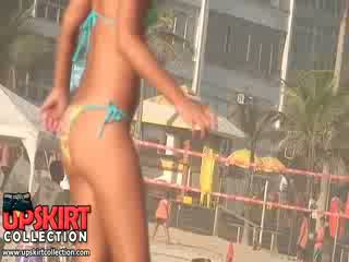 The playful bikini dolls me e mahnitshme dhe i freskët bodies are having plazh argëtim me the ball