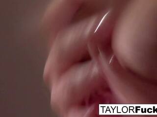 Taylor füchsin ist sexy im rosa