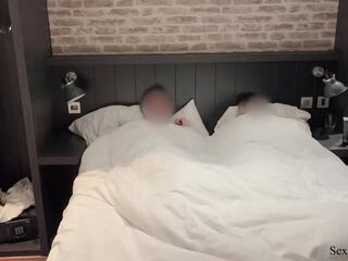 Passo mãe e passo filho partilhar um cama em um hotel: inglesa escondido camera porno