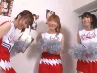 Trys didelis papai japoniškas cheerleaders sharing varpa