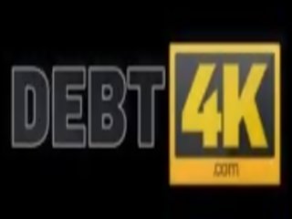 Debt4k. une kehilangan rousse permet au collectionneur de la baiser menuangkan oublier ses dettes