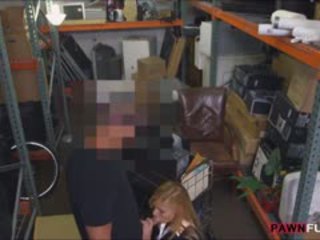 Blonde milf screwed jusqu'à à la pawnshop pour certains pognon