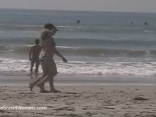 Skutečný oděná žena nahý mužské momenty od socal pláž