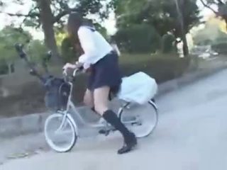 Japanisch mädchen reiten ein vibrating fahrrad thru die stadt (public squirting)