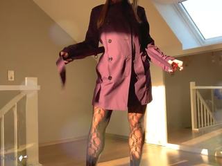Luxus dívka v burberry trenchcoat strips. | xhamster