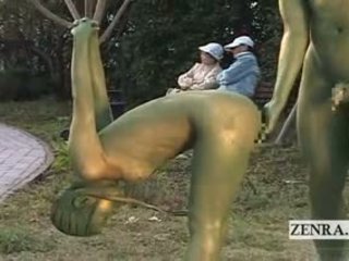 Subtitled japonais femme painted à mimic park statue