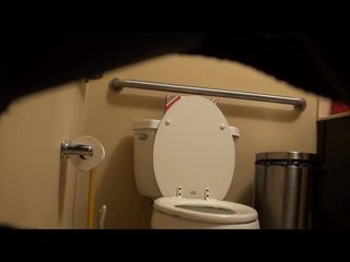 Rasiert fitness mädchen erwischt auf toilette! video