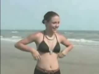 Mädchen lost bet had bis strip auf strand