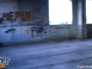 Meisje geneukt bij ruined gebouw en gets haar koel breast covered met sperma video-