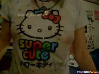 Seksualu japoniškas mergaitė su šlapias hello kitty t-shirt