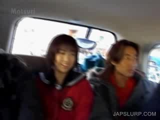 Cutie kvinne asiatisk jenter having moro i den bil