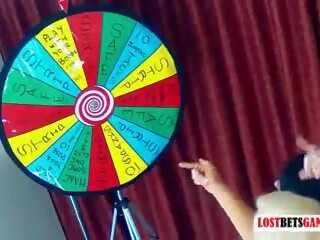 6 incredibly piękne dziewczyny grać spin the wheel z nudity