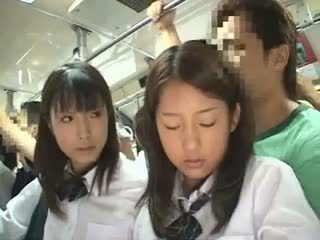 Two schoolgirls tapogatás -ban egy busz